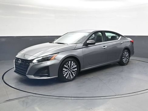 Used 2025 Nissan Altima 2.5 SV FWD image 9