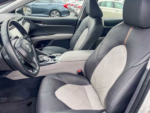 Used 2018 Toyota Camry XLE image 16