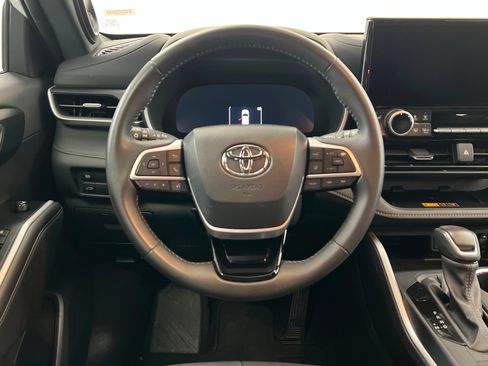Used 2025 Toyota Highlander XSE AWD/4WD image 13