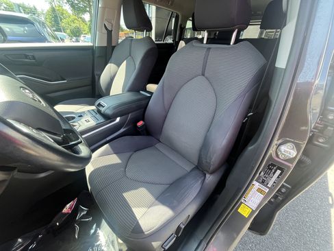 Used 2020 Toyota Highlander LE AWD/4WD image 13