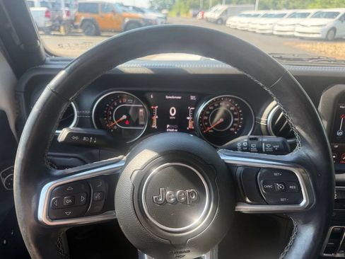 Certified 2019 Jeep Wrangler Unlimited Sahara AWD/4WD image 25