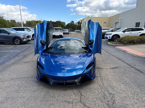 Used 2023 McLaren Artura RWD image 20