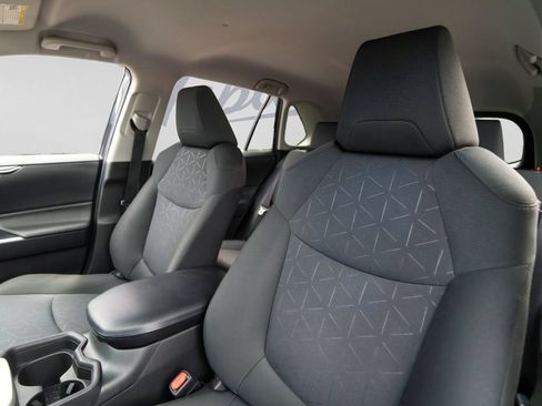 Used 2021 Toyota RAV4 XLE AWD/4WD image 6