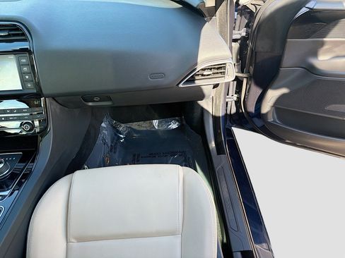 Used 2018 Jaguar XE Premium image 16