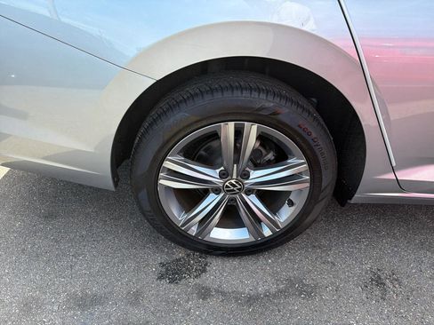 Used 2023 Volkswagen Jetta SE w/ Panoramic Sunroof Package FWD image 5