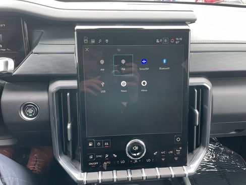 Used 2025 GMC Acadia AT4 w/ Luxury Package image 16