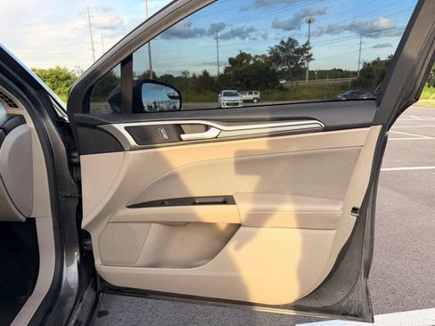 Used 2018 Ford Fusion SE FWD image 11