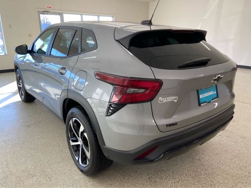 Used 2024 Chevrolet Trax RS w/ Sunroof Package image 8