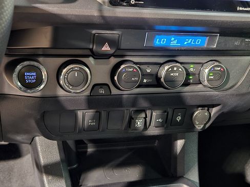 Used 2022 Toyota Tacoma TRD Off-Road AWD/4WD image 30