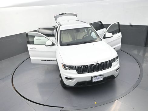Used 2019 Jeep Grand Cherokee Laredo AWD/4WD image 30