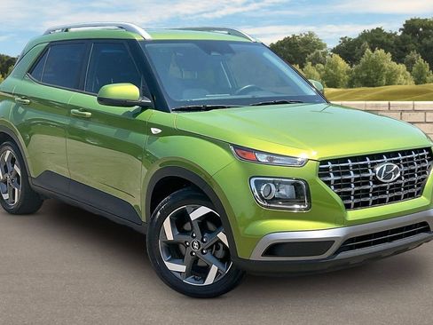 Used 2023 Hyundai Venue SEL FWD image 2