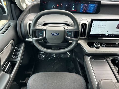 Used 2025 Ford Expedition Active AWD/4WD image 17
