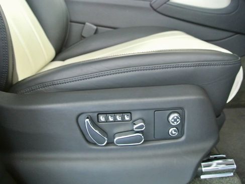Used 2023 Bentley Bentayga AWD/4WD image 27