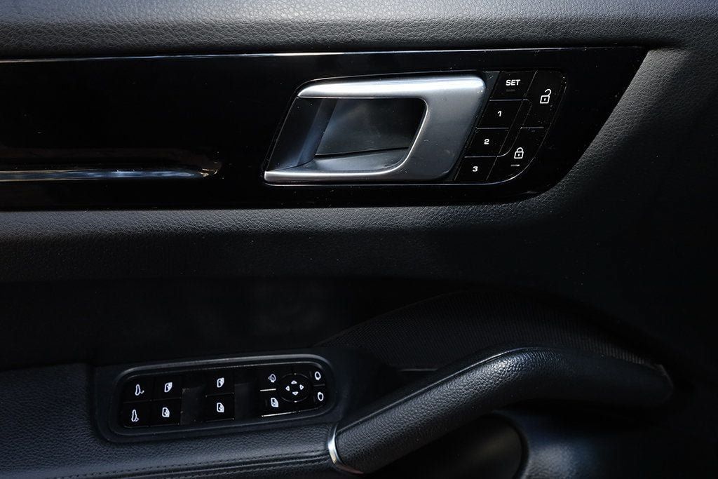 Used 2020 Porsche Cayenne AWD/4WD image 25