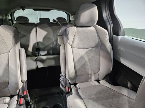 Used 2025 Toyota Sienna LE FWD image 14