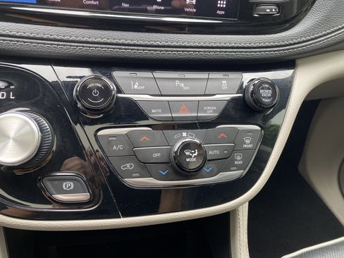 Used 2023 Chrysler Pacifica Limited FWD image 30