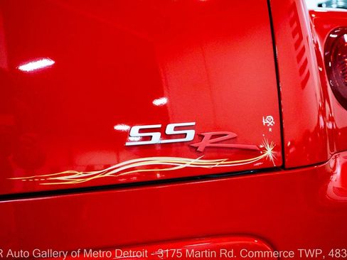 Used 2004 Chevrolet SSR w/ Preferred Equipment Group RWD image 28