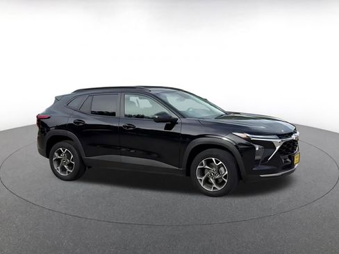 Used 2025 Chevrolet Trax LT FWD image 2