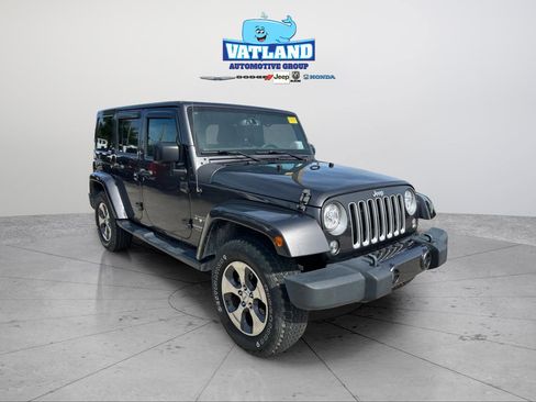 Used 2017 Jeep Wrangler Unlimited Sahara w/ Dual Top Group AWD/4WD image 22