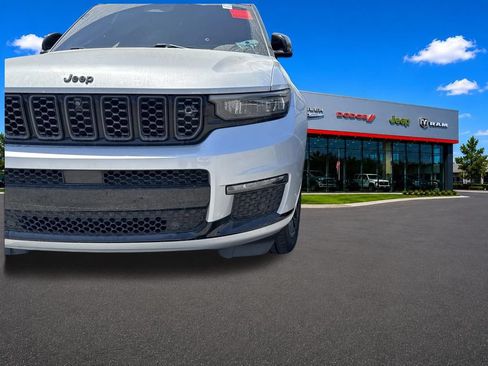 Used 2023 Jeep Grand Cherokee L Summit AWD/4WD image 4