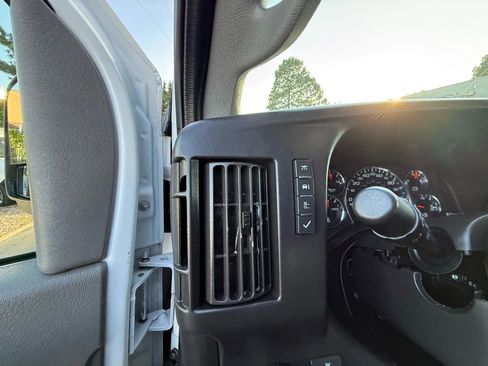 Used 2018 Chevrolet Express 2500 image 20