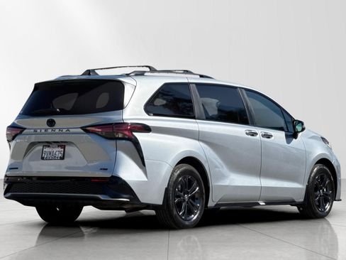 Used 2025 Toyota Sienna XSE w/ XSE Premium Package AWD/4WD image 5