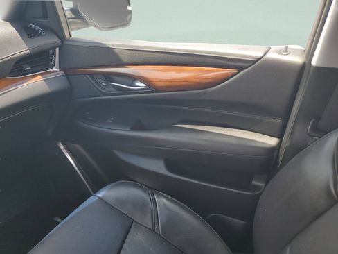 Used 2019 Cadillac Escalade Luxury AWD/4WD image 13