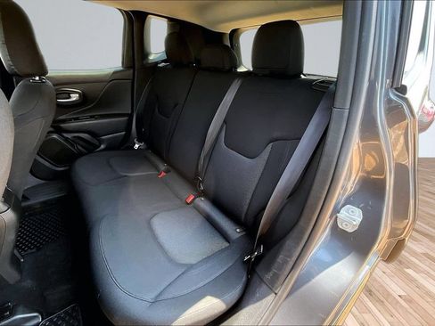 Used 2023 Jeep Renegade Latitude AWD/4WD image 24