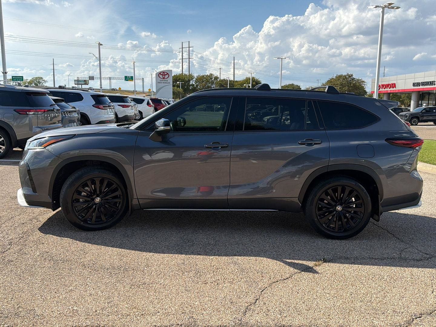 Used 2024 Toyota Highlander XSE FWD image 4