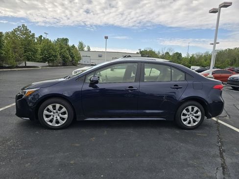 Used 2025 Toyota Corolla LE FWD image 4