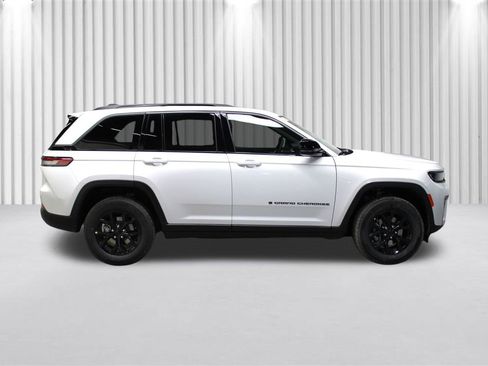 New 2026 Jeep Grand Cherokee Laredo image 2
