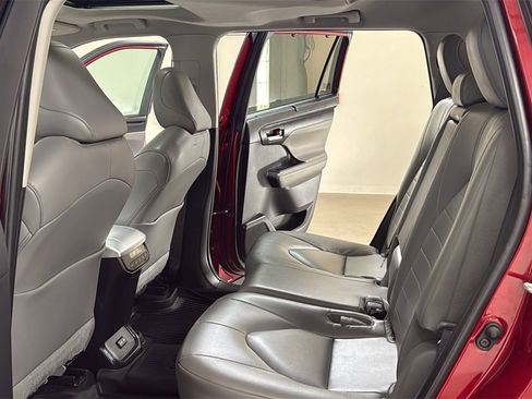 Certified 2023 Toyota Highlander XLE image 15