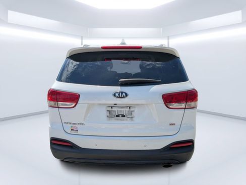 Used 2017 Kia Sorento FWD w/ LX Convenience Package image 4