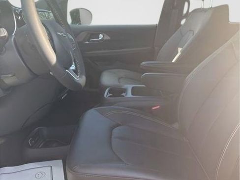 New 2026 Chrysler Pacifica Select image 12