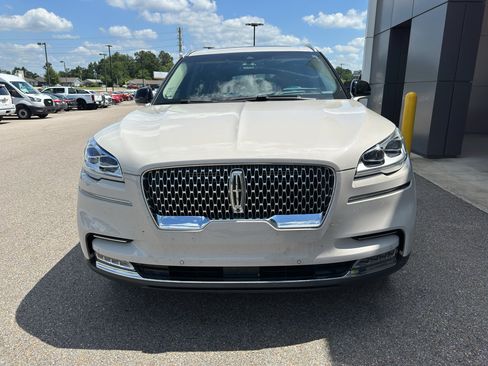 Used 2021 Lincoln Aviator Reserve w/ Equipment Group 202A AWD/4WD image 2