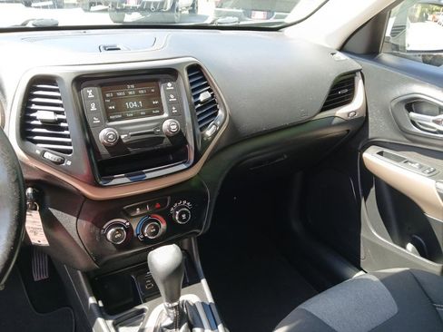 Used 2018 Jeep Cherokee Latitude w/ Altitude Package FWD image 19