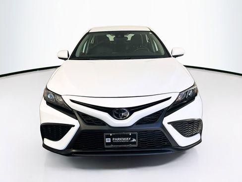 Used 2024 Toyota Camry SE FWD image 2