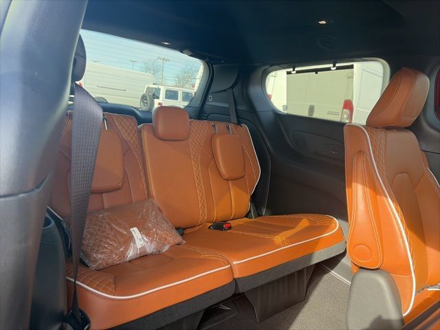 Used 2024 Chrysler Pacifica Pinnacle FWD image 11