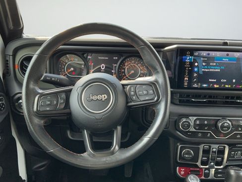 Used 2024 Jeep Gladiator Mojave w/ Technology Group AWD/4WD image 11