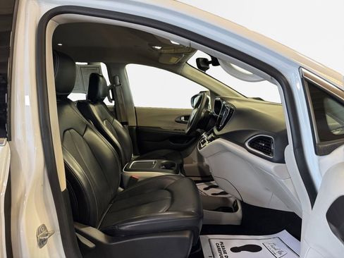 Used 2023 Chrysler Pacifica Touring-L FWD image 26