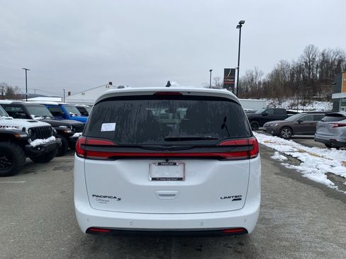 New 2026 Chrysler Pacifica Limited w/ S Appearance Package image 3