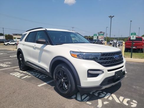 Certified 2021 Ford Explorer XLT w/ Equipment Group 202A AWD/4WD image 3