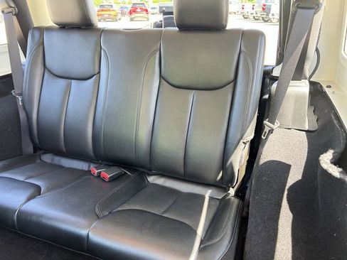 Used 2017 Jeep Wrangler Sahara AWD/4WD image 24