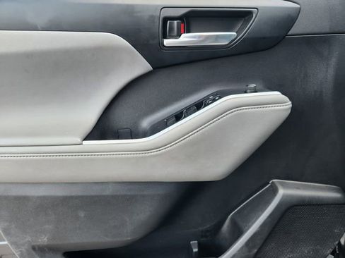 Used 2022 Toyota Highlander XLE image 22