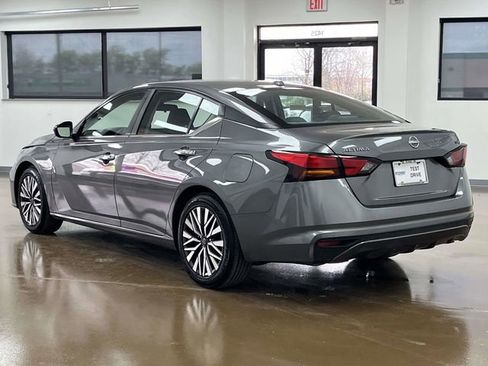 Used 2024 Nissan Altima 2.5 SV FWD image 8