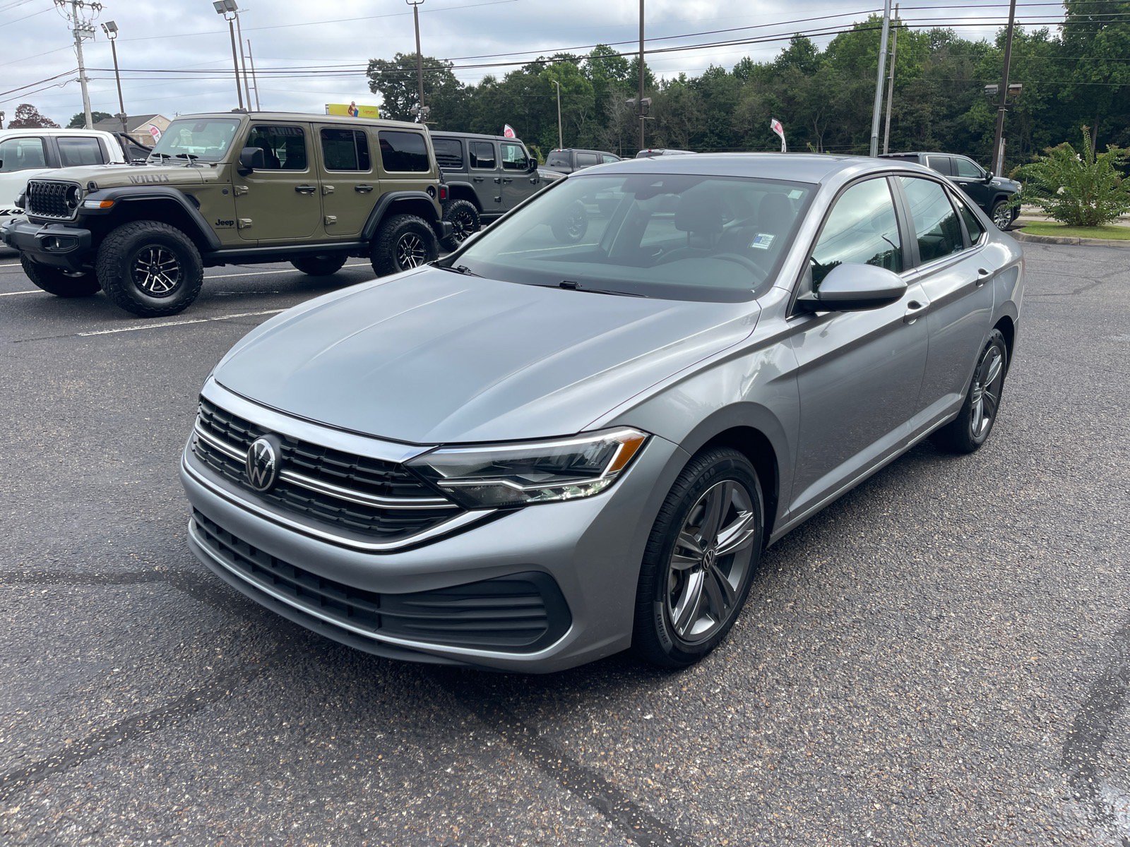 Used 2024 Volkswagen Jetta SE FWD image 3