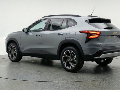 Used 2025 Chevrolet Trax LT w/ LT Convenience Package FWD image 6