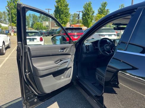 Used 2025 Nissan Pathfinder SL AWD/4WD image 10