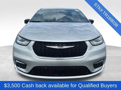 New 2026 Chrysler Pacifica Select image 2