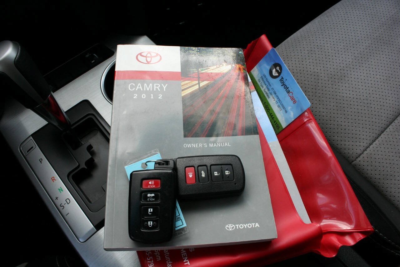 Used 2012 Toyota Camry SE w/ Leather Pkg FWD image 29